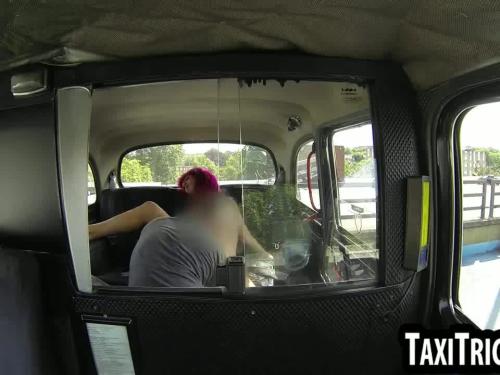 Inked redhead babe sucking on her taxi drivers cock